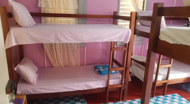 Кровать в общем номере с балконом Jays Guest House