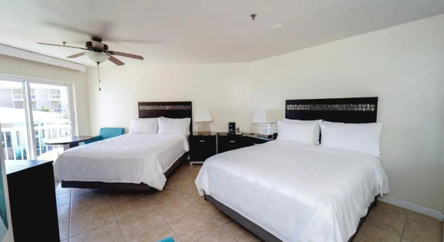 Четырёхместный номер Standard Holiday Inn Resort Grand Cayman by IHG