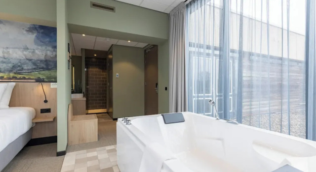 Люкс с балконом Fletcher Hotel-Restaurant Marknesse
