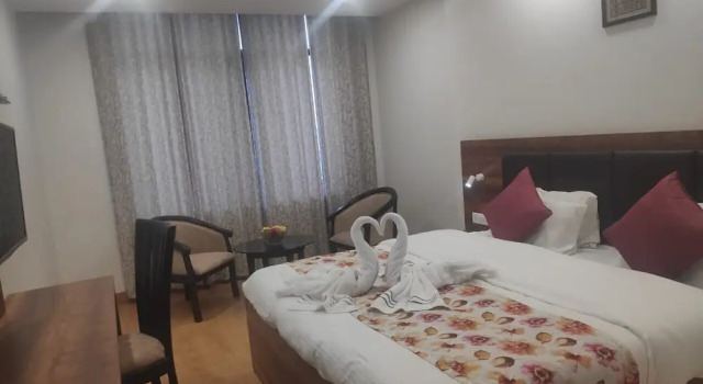Clarks Inn Express, Забронировать Отель Отели Джамму и Кашмира с парковкой, Парковка