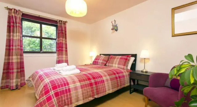 Near Holyrood Palace/Royal Mile with Free Parking, Забронировать Апартаменты/квартира Апартаменты Эдинбурга, рядом с Холирудское абатство, Апартаменты/квартира