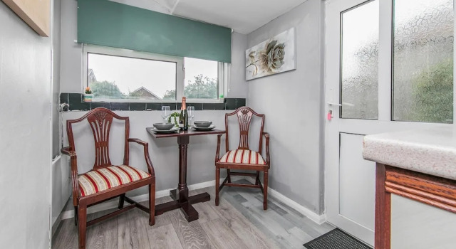House - Sleeps 10 - Parking - Garden