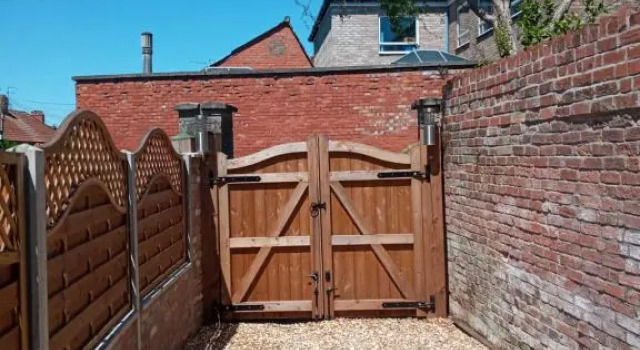 Delighful self catering in the heart of Glastonbury, Забронировать Отель Гластонбери Сомерсет, рядом с Часовня Святой Маргариты и приют Магдалин