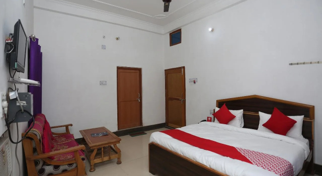 OYO 26852 Hanumant Palace
