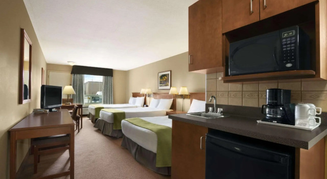 Шестиместный люкс Super 8 by Wyndham Fort St. John BC