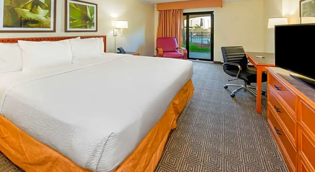 Двухместный номер Deluxe с видом на бассейн La Quinta by Wyndham Ft Lauderdale Cypress Creek