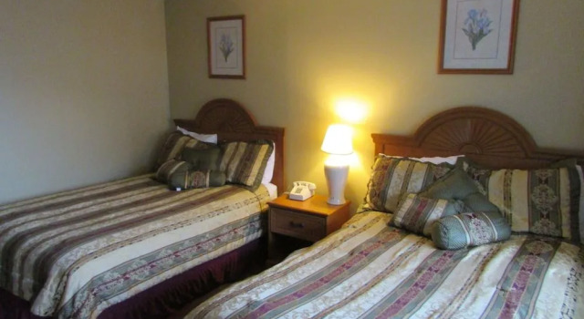 The Lake George Inn, Забронировать Отель Отели Лейк-Джордж с парковкой, рядом с Музей «Форт Уильям-Генри», Парковка