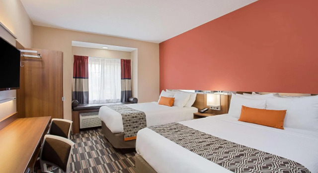 Четырёхместный номер Standard Microtel Inn & Suites by Wyndham Walterboro