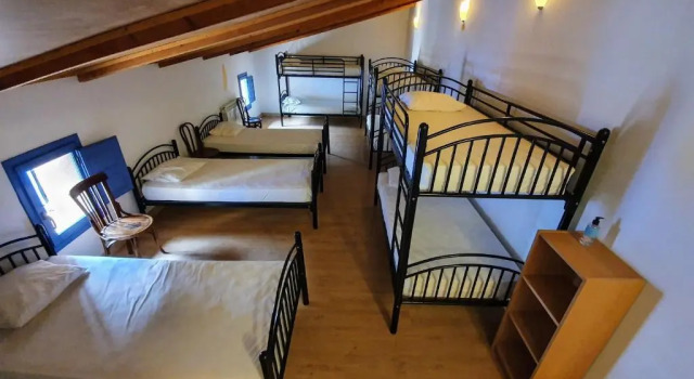 Кровать в общем номере Albergue Villares de Orbigo