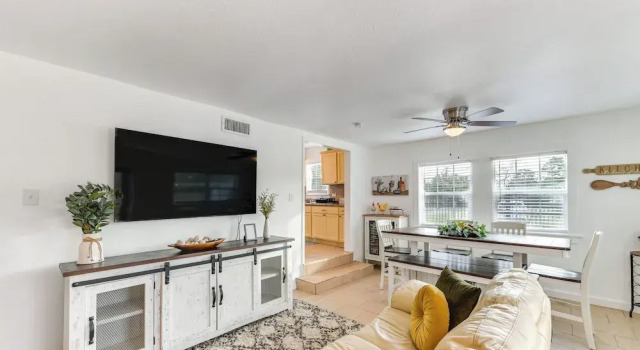 Коттедж 1 Mi to Dtwn Waco! Lovely Home w/ Fire Pit Table