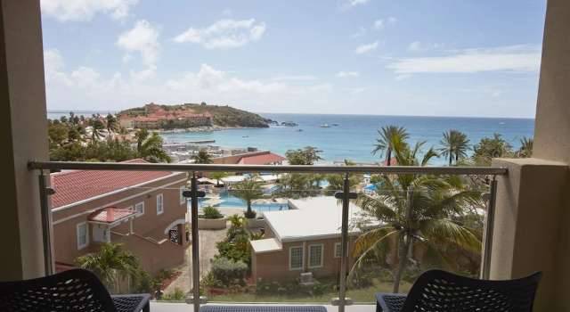 Четырёхместный номер Premium с балконом Oceans at Divi Little Bay