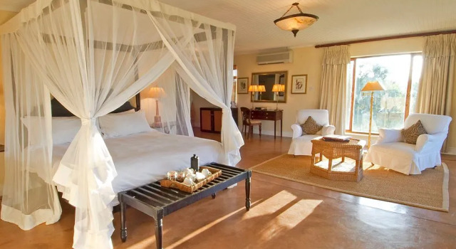 Sanctuary Chichele Presidential Lodge, Book Hotel South Luangwa National Park 
