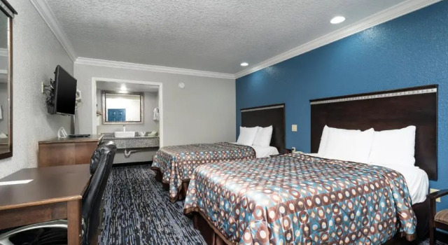 Четырёхместный номер Standard GatorTown Inn