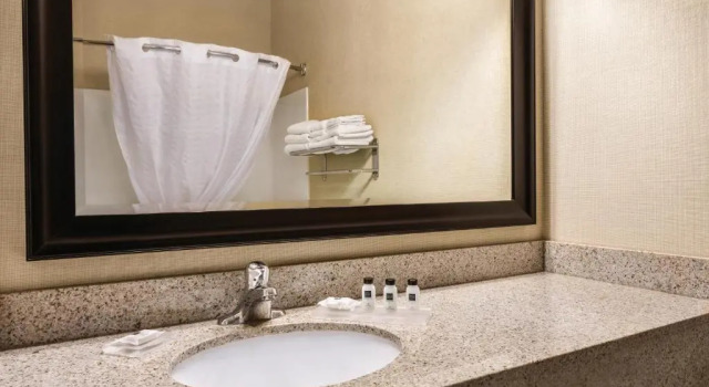 Четырёхместный номер Standard Country Inn & Suites by Radisson, Dakota Dunes, SD