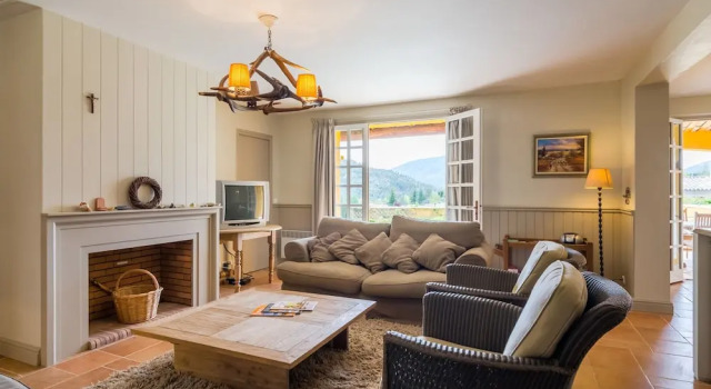Beautiful, Spacious Villa With Private Swimming Pool Near Recreation Lake Lac de Castillion, Rezervovat Vila Hotely v Castellane s parkováním, Parkování
