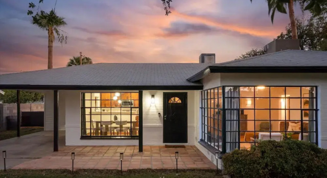 Mid-century Modern Oasis w Calm Backyard Escape, Забронировать Дом для отпуска Финикс 