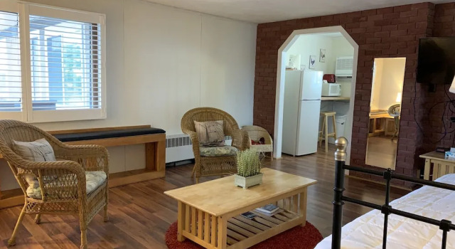 Апартаменты Vineyard Harbor Motel - Private Beach