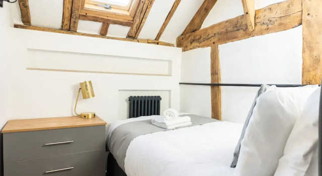 Gloucester-Beautiful 4 Bedroom Cottage-Sleeps 8-Free Parking-Fast Wi-Fi-Work or Leisure, Забронировать Дом для отпуска Коттеджи Глостера, Коттедж