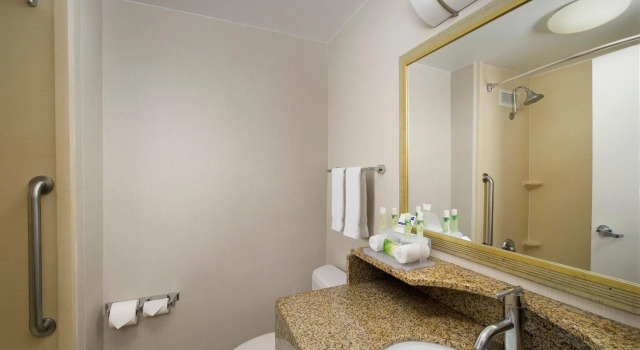 Люкс Holiday Inn Express Baltimore at the Stadiums by IHG