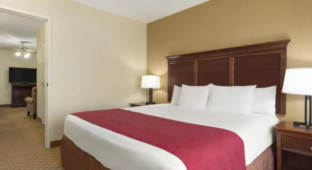 Двухместный люкс c 1 комнатой Country Inn & Suites by Radisson, Topeka West, KS