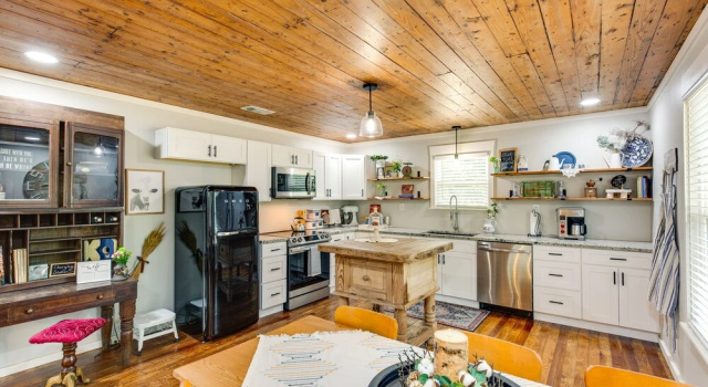 Коттедж с 2 комнатами Lindale Vacation Rental w/ Deck & Grill!