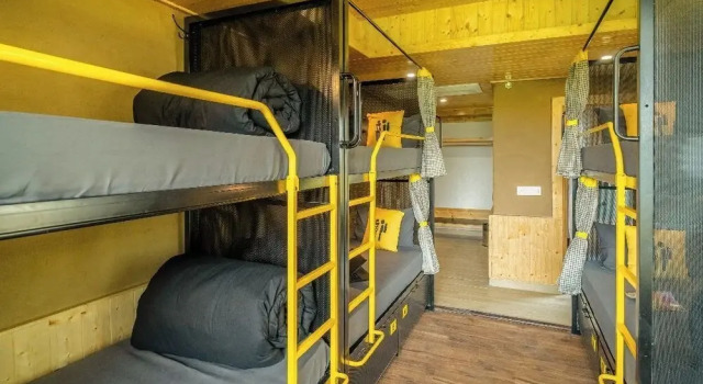 Кровать в общем номере с балконом The Hosteller Old Manali, Manu Temple