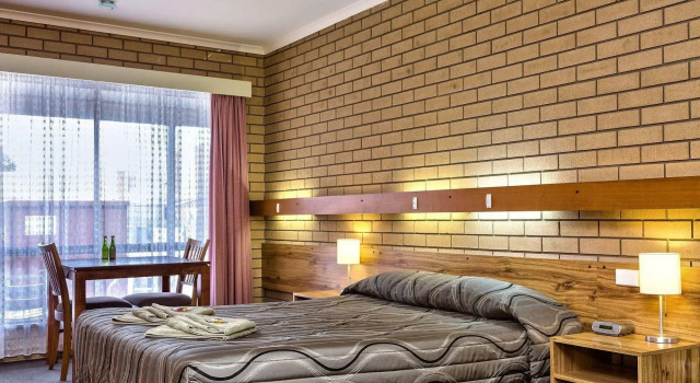 Holbrook Town Centre Motor Inn, Забронировать Отель Отели Холбрук с завтраком, рядом с Национальный музей австралийской керамики, Завтраки