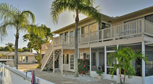 Siesta Keys Home w/ Deck Half Mile to Turtle Beach, Забронировать Апартаменты/квартира Сиеста-Ки Sarasota Area, рядом с Пляж Turtle Beach