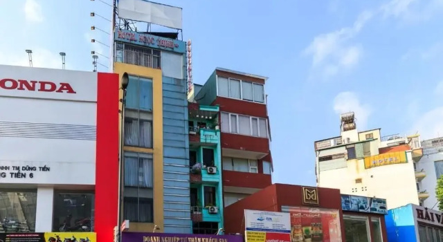 OYO 885 Ngoc Thinh Hotel, Забронировать Отель Отели Танбинь с парковкой, Парковка