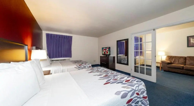 Четырёхместный номер Superior Spark by Hilton St Robert Fort Leonard Wood