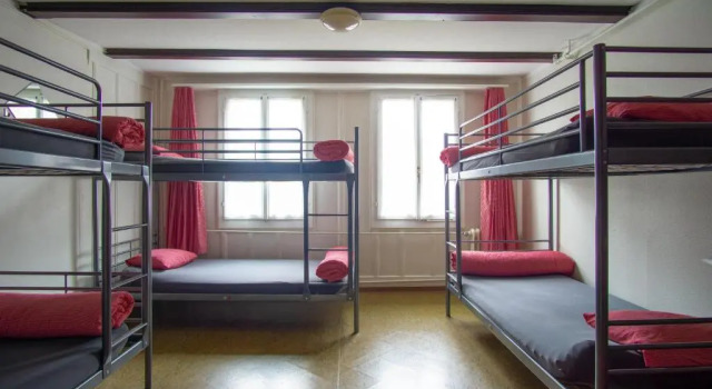 Кровать в общем номере (женский номер) Balmers Hostel