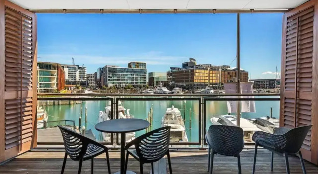 Апартаменты Lovely view apartment - free parking, pool and gym
