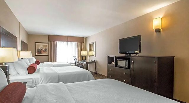 Шестиместный номер Standard Clarion Inn Elmhurst - Oak Brook near I-88, I-290, I-294