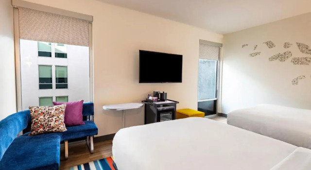 Четырёхместный номер Standard Aloft by Marriott Savannah Downtown Historic District