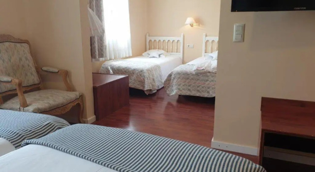 Четырёхместный номер Economy Hotel del Carme
