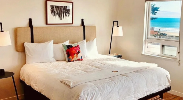 Люкс с балконом Pier View Suites