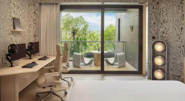 Четырёхместный номер Standard с балконом Kimpton Aqeos Hainan by IHG