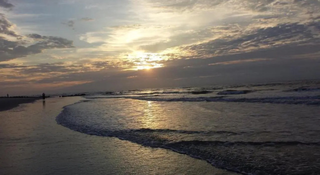 Folly Vacation 620 Entire Home plus Apt, one block to the beach and pet friendly, Забронировать Апартаменты/квартира СПА-отели Фоли-Бич, рядом с Рыболовный пирс Фолли-Бич, SPA-услуги
