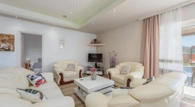 Villa Reggina, Réserver Villa Atsoupádhes 