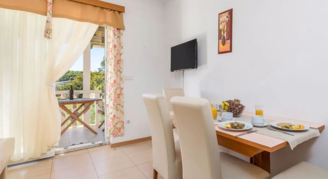 Apartment Ivan 2 Spiez, Varaa Huoneisto Hotellit Kvarner Islands uima-altaalla, Uima-allas