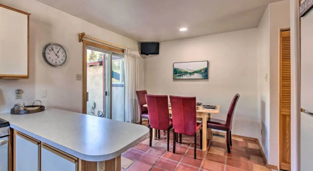 Cozy Red River Alpine Condo w/ Mountain Views, Varaa Huoneisto Red River 