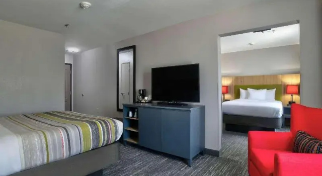 Четырёхместный номер Standard Country Inn & Suites by Radisson, Oklahoma City Airport, OK