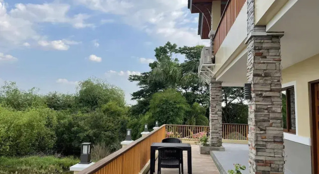Кровать в общем номере Sarojus Farmview Hotel