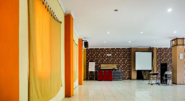 Hotel La Macca Makassar by OYO Rooms, Book Hotel Hotels in Sulawesi with Parking, Parking
