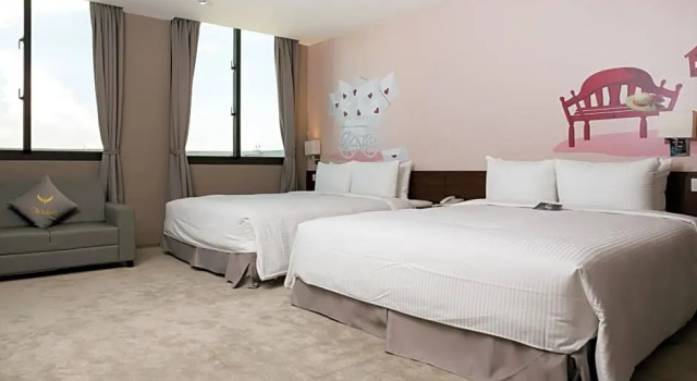 Четырёхместный номер Superior с красивым видом из окна Wish Inn Hotel