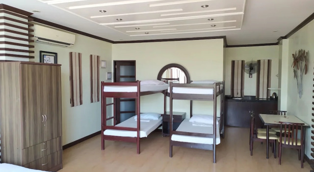 Кровать в общем номере Seascape Resort