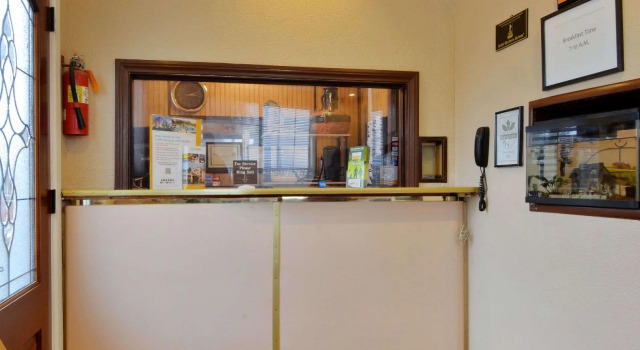 Rodeway Inn and Suites near Coachella, Забронировать Мини-отель Коачелла штат Калифорния