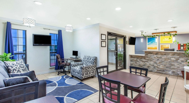 Days Inn & Suites by Wyndham Braunig Lake, Buchen Sie Hotel Hotels in Bexar County mit Frühstück, Frühstück