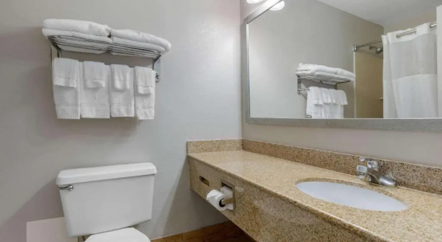 Четырёхместный номер Standard с балконом Quality Inn Carolina Oceanfront