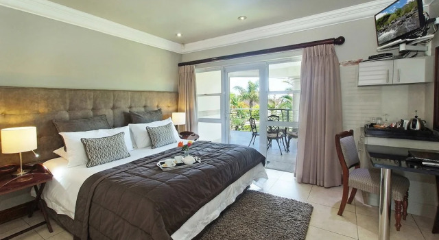 Четырёхместный люкс Executive uShaka Manor Guest House